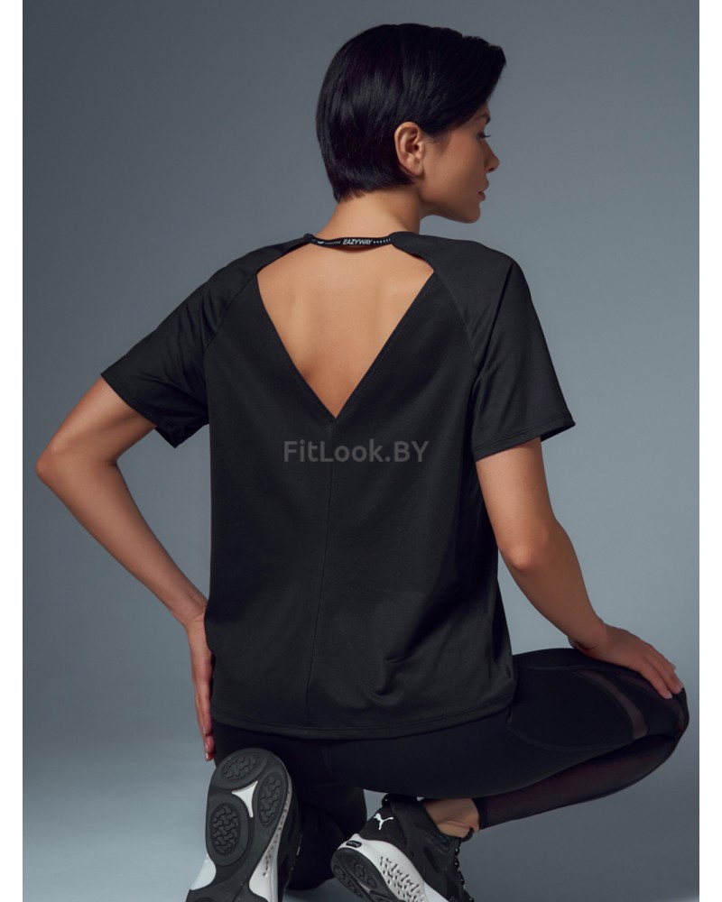 Футболка свободного силуэта с фигурным вырезом на спинке