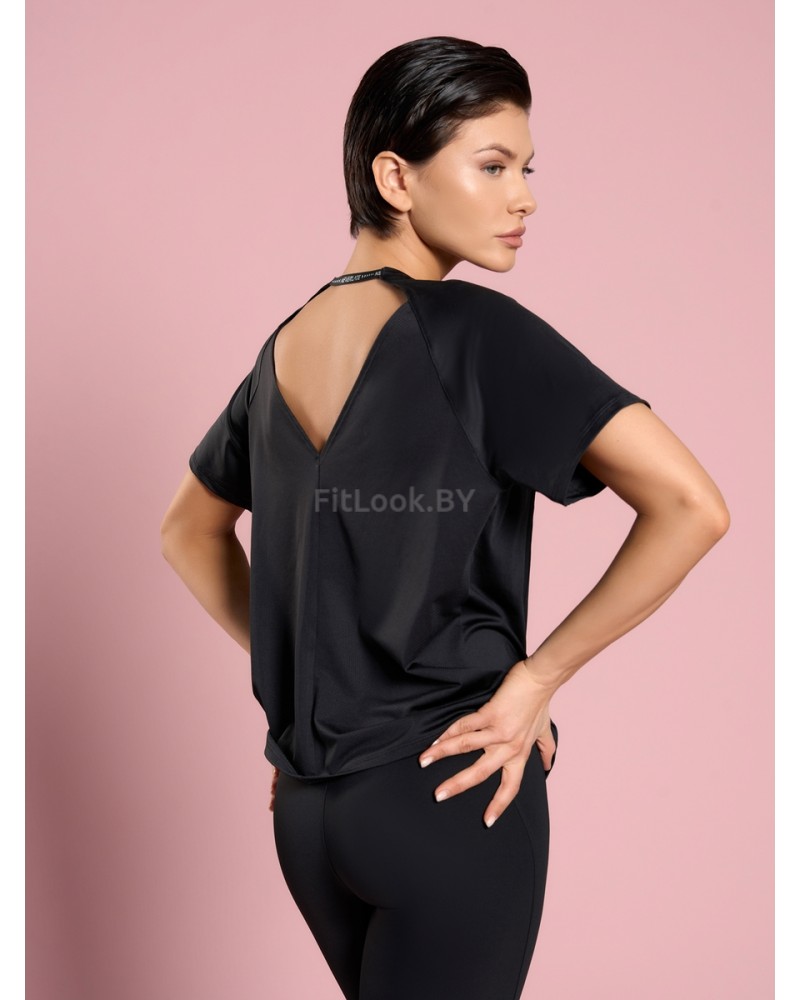 Футболка свободного силуэта с фигурным вырезом на спинке