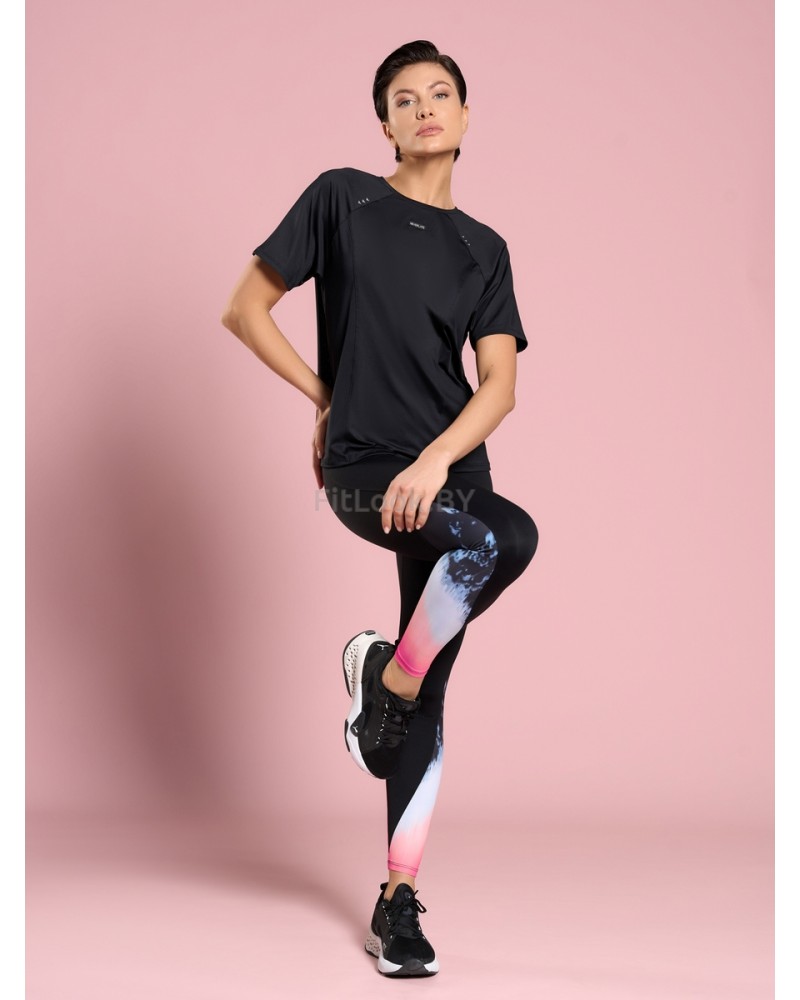 Футболка свободного силуэта с фигурным вырезом на спинке