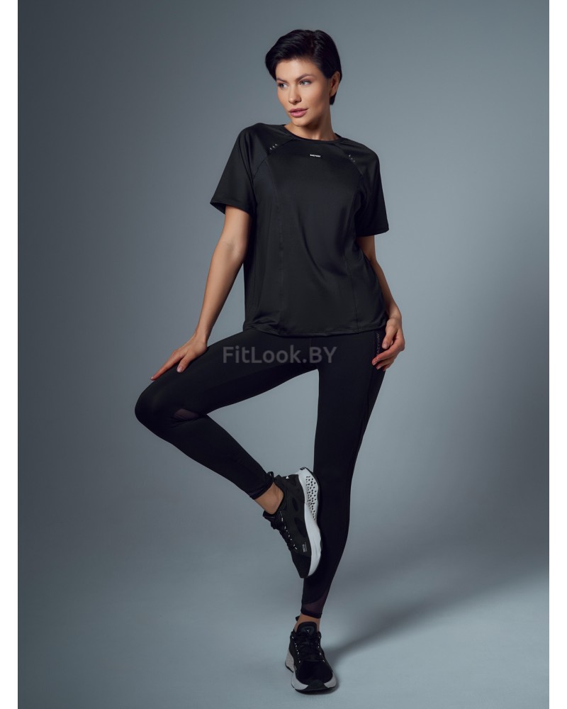 Футболка свободного силуэта с фигурным вырезом на спинке