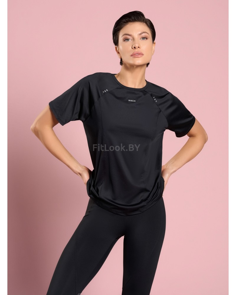 Футболка свободного силуэта с фигурным вырезом на спинке