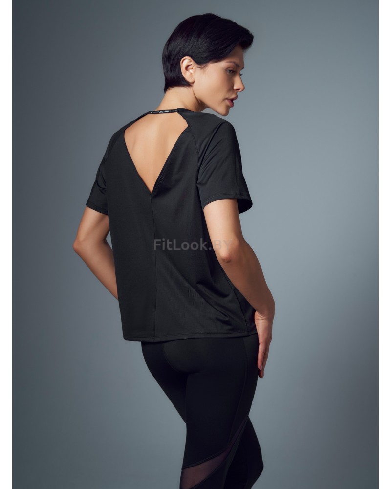 Футболка свободного силуэта с фигурным вырезом на спинке