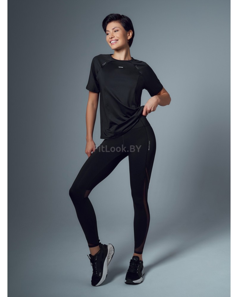 Футболка свободного силуэта с фигурным вырезом на спинке